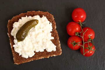 Körniger Frischkäse auf Schwarzbrot