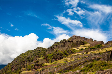 Fototapeta na wymiar Górski krajobraz z błękitnym niebem z Peru
