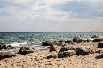 Duże kamienie na piaszczystej plaży © arekzet62