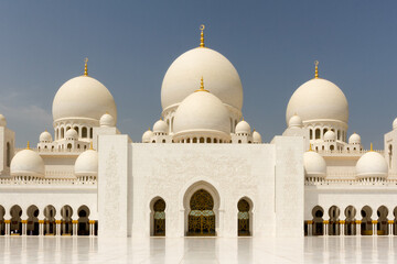 Obraz premium Sheikh Zayed Mosque is one of largest mosques in world and an architectural masterpiece that combines features of Islam and other cultures. Sheikh Zayed Grand Mosque located in Abu Dhabi. White Mosque