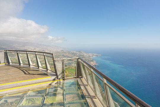 Skywalk und Plattform auf der Klippe Cabo Gir&atilde;o in Funchal auf der Insel Madeira