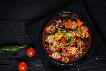 Korean food. Dzheyk pokkym. Beef on a roasting pan with bell pepper and kochidyan.