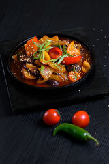 Korean food. Dzheyk pokkym. Beef on a roasting pan with bell pepper and kochidyan.
