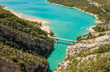 Lake of Sainte Croix du Verdon in the Verdon Natural Regional Park, France panoramic view with kayaks and boats. - obrazy, fototapety, plakaty