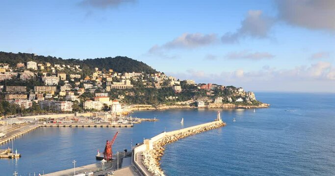 L'entr&eacute;e du port de la ville de Nice