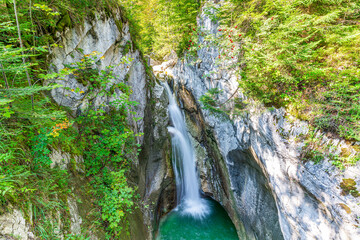 Wasserfall Tatzelwurm im alpenländischen Oberbayern im Querformat