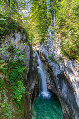 Wasserfall Tatzelwurm im alpenländischen Oberbayern im Hochformat - obrazy, fototapety, plakaty