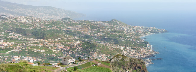 Aussicht von der Klippe Cabo Girão auf die Städte Funchal und Câmara de Lobos auf der Insel...