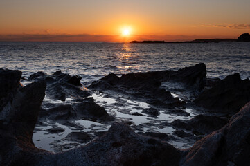 夕日に染まる海と地磯