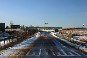 Obraz premium Snowy roads in the Eendragtspolder in Oud-Verlaat close to Rotterdam