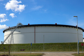Fototapeta na wymiar Tanks for storage of oil and chemicals in the port of Rotterdam