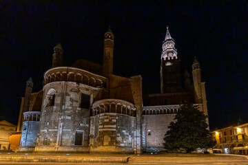 Retro del duomo di Cremona con il Torrazzo