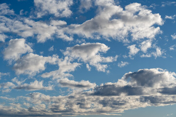 青い空に点々としている雲
