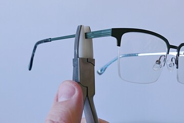 Temple of metal eyeglass sem-rimless frame held by nylon jaw general plier. 