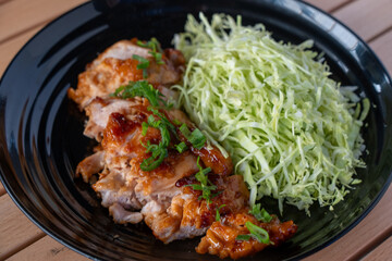 鶏肉の照り焼きと千切りキャベツ