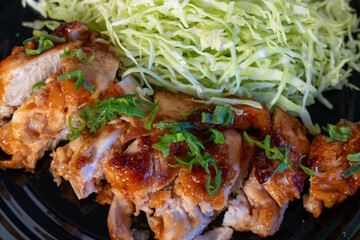 鶏肉の照り焼きと千切りキャベツ