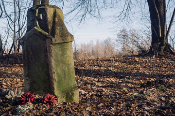 Stary nagrobek na opuszczonym cmentarzu w lesie