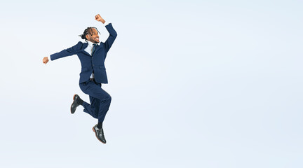 ジャンプする黒人ビジネスマンの全身写真（切り抜き背景透過PNGも販売しております。作成者リンクから「PNG」で検索してください）