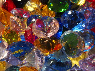 Kolorowe kryształy, oszlifowane