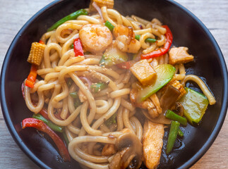 Noodles with large prawns and stir-fried vegetables.