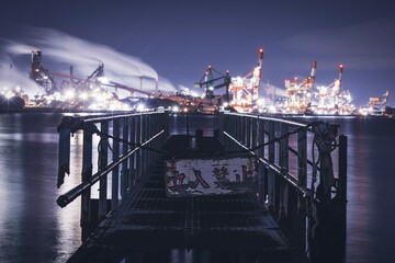 名古屋市、名古屋港9号地の桟橋と工場夜景