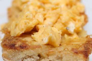 toasted bread with scrambled eggs. food with selective focus. meal details.