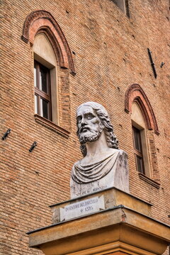carpi, italien - verwitterte b&uuml;ste von nicolo biondo am palazzo dei pio