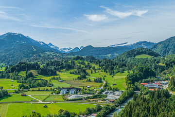 Blick in die Region Oberstdorf an einem sonnigen Tag im Herbst