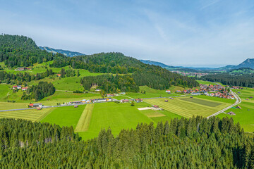 Die Region Oberstdorf an einem sonnigen Tag im Herbst, Blick zur Ortschaft Reichenbach