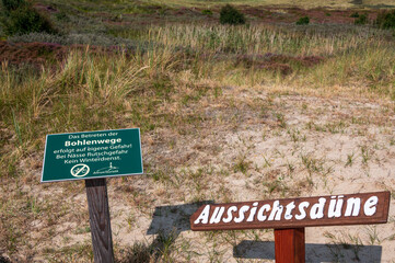 Hinweisschilder in den Dünen von Amrum Das Betreten der Bohlenwege erfolgt auf eigene Gefahr Kein Winterdienst. Aussichtsdüne - 739362065