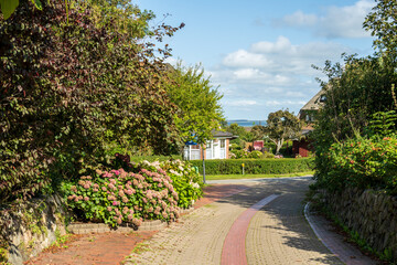 Straßenszene in Norddorf auf der Nordseeinsel Amrum im Sommer - 739362634