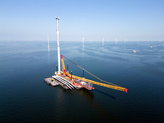 A transport ship and crane for constructing an offshore windpark