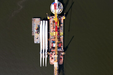 A transport ship and crane for constructing an offshore windpark