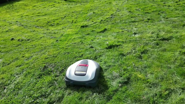  Robot tondeuse suivi et d&eacute;pass&eacute; par le haut