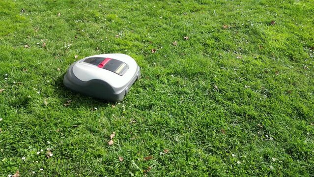 Robot tondeuse traverse de droite &agrave; gauche
