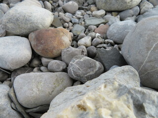 Steine im Forggensee