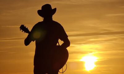 Silueta al atardecer en Valdearenas, Cantabria, España