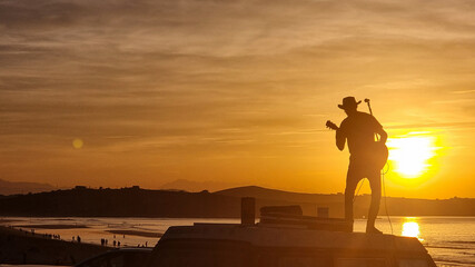 Silueta al atardecer en Valdearenas, Cantabria, Espa&ntilde;a