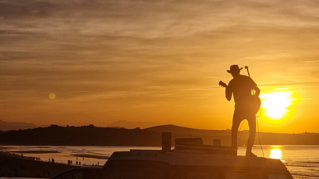 Silueta al atardecer en Valdearenas, Cantabria, Espa&ntilde;a
