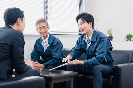 商談をする作業服のビジネスマン
