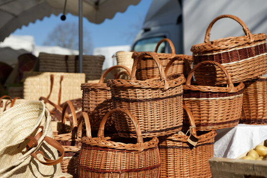 Stand de panier en osier sur le march&eacute; traditionnel.