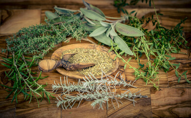 Kräuter aus der Provence auf Olivenholz