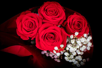 Ramo de hermosas rosas rojas y flores blancas sobre fondo negro.
 Hermoso tama&ntilde;o para celebraciones. San Valent&iacute;n, bodas, cumplea&ntilde;os o aniversarios.