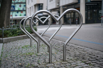 Fahrradst&auml;nder aus Edelstahl in Herzform in der Stuttgarter Innenstadt