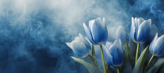 Tulipany niebieskie kwiaty w dymie,  abstrakcyjne niebieskie tło kwiatowe. Puste miejsce