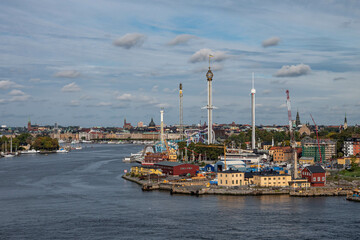 Hafeneinfahrt nach Stockholm mit Blick auf den Vergnügungspark Gröna Lund