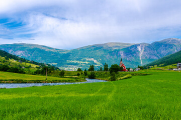Olden ist ein Dorf in der Kommune Stryn der norwegischen Provinz Vestland. Es liegt am Faleidfjord, der am östlichen Ende des Innvikfjords liegt. Laukifossen Wasserfall ist beeindruckend
