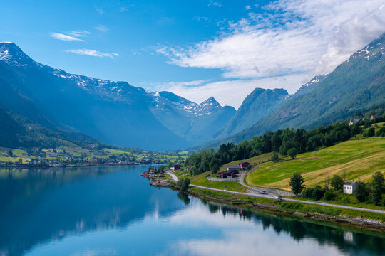 Olden ist ein Dorf in der Kommune Stryn der norwegischen Provinz Vestland. Es liegt am Faleidfjord, der am &ouml;stlichen Ende des Innvikfjords liegt. Laukifossen Wasserfall ist beeindruckend