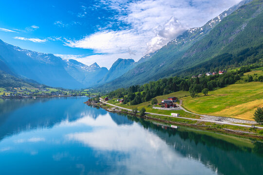 Olden ist ein Dorf in der Kommune Stryn der norwegischen Provinz Vestland. Es liegt am Faleidfjord, der am &ouml;stlichen Ende des Innvikfjords liegt. Laukifossen Wasserfall ist beeindruckend