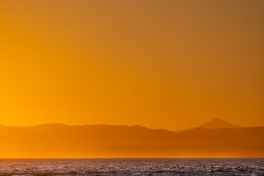 Disfruta la belleza impresionante del sol despidi&eacute;ndose del d&iacute;a, pintando el cielo con tonos dorados y carmes&iacute; sobre la tranquila extensi&oacute;n de la playa